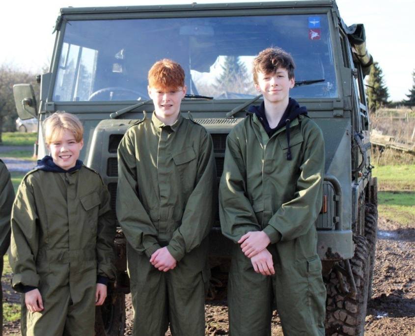Kind infront of Pinzgauer