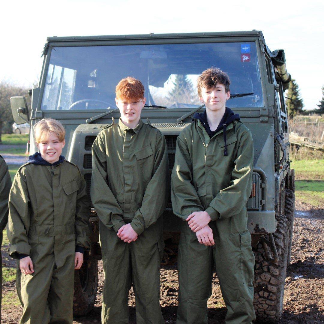 Kind infront of Pinzgauer